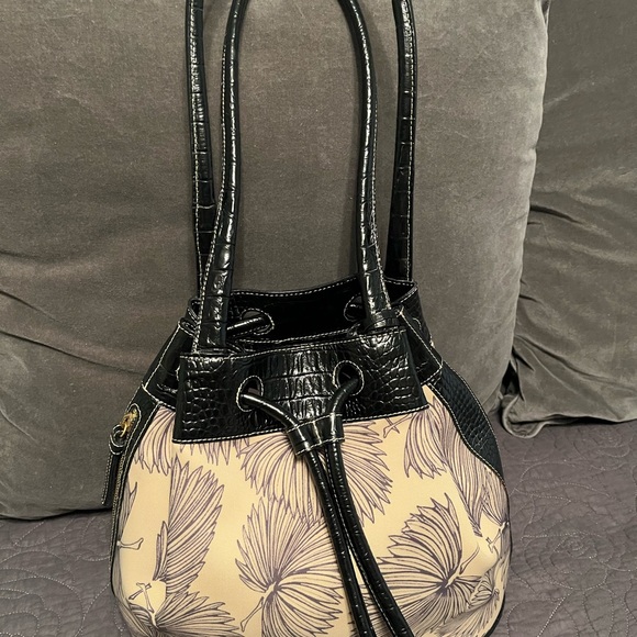 Brahmin Handbags - Brahmin Navy & Tan Shoulder Leaf Bucket Bag